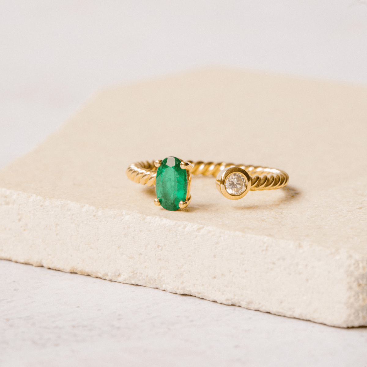 Anillo en oro de 18 kt combinado con esmeralda y diamante